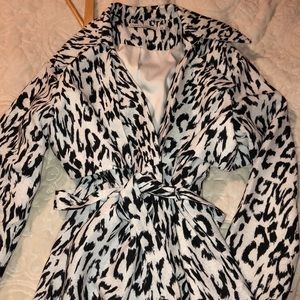 STUNNING  LEOPARD PRT WHITE DUSTER WRAP RAIN  JKT